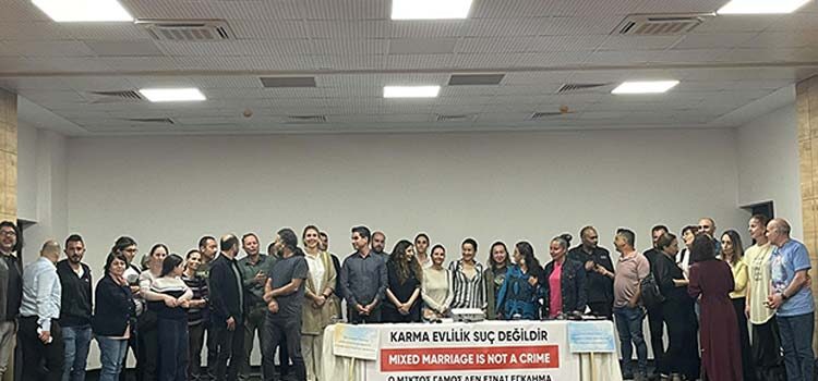 Vatandaşlık hakkı olduğu halde Kıbrıs Cumhuriyeti pasaportu alamayan KKTC vatandaşlarının hak aramak amacıyla kurduğu Kimliksizler Derneği, KTAMS Barış Salonu’nda kitle toplantısı düzenledi.