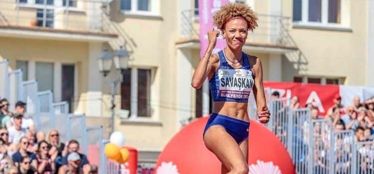 Polonya'da düzenlenen özel bir yarışmada Kıbrıslı Türk milli atlet Buse Savaşkan, kadınlar yüksek atlamada altın madalya elde etti.
