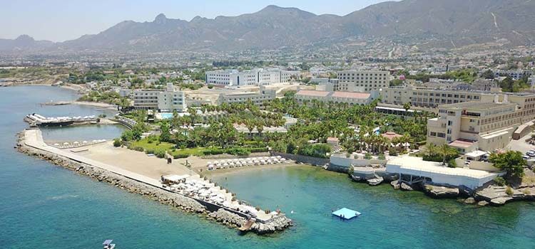 Oscar Resort Hotel, Kuzey Kıbrıs'ın Girne bölgesinde yer alan bir tatil otelidir. Konumu, konaklama seçenekleri ve birçok farklı aktivite imkanı ile tatilcilerin tercih ettiği önemli bir oteldir.