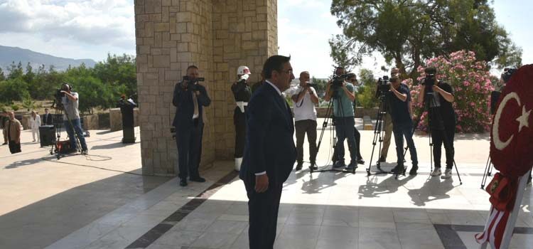KKTC’de temaslarını sürdüren Türkiye’nin yeni Cumhurbaşkanı Yardımcısı Cevdet Yılmaz, Dr. Fazıl Küçük Anıtı’nı ziyaret etti.