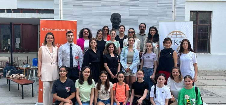 GİKAD iş birliği ile Türk Bankası ve Türk Sigorta sponsorluğunda İsviç Coding tarafından ortaokul seviyesindeki kız çocuklarına yönelik verilecek olan bir kodlama eğitimi projesi başladı.