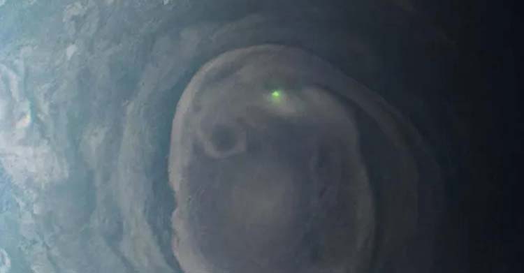 NASA Jüpiter'deki şimşek parıltısının fotoğrafı çekildi