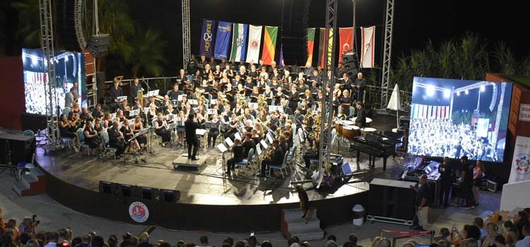 Kıbrıs, Almanya ve dünyanın çeşitli bölgelerinden 130 kişilik müzisyen kadrosunun sahne aldığı Winds of Rotary Konseri, Girne Amfitiyatro’da gerçekleşti.
