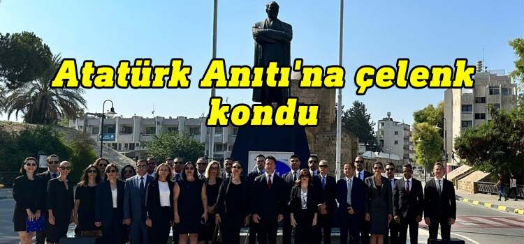 Atatürk Anıtı'na çelenk kondu