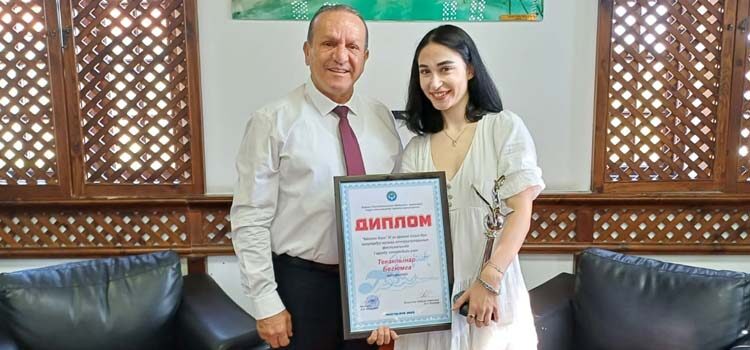 Başbakan Yardımcısı Turizm Kültür Gençlik ve Çevre Bakanı Fikri Ataoğlu, Kırgızistan’da gerçekleştirilen Pop Müzik Festivali Yarışması’nda KKTC’yi temsil eden Begüm Tekakpınar’ı kabul etti.