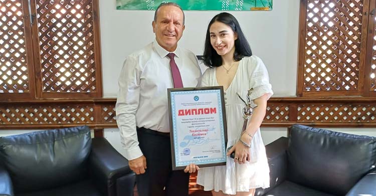 Başbakan Yardımcısı Turizm Kültür Gençlik ve Çevre Bakanı Fikri Ataoğlu, Kırgızistan’da gerçekleştirilen Pop Müzik Festivali Yarışması’nda KKTC’yi temsil eden Begüm Tekakpınar’ı kabul etti.