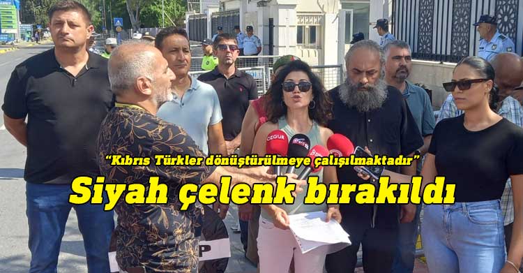 Bu Memleket Bizim Platformu Türkiye’nin Lefkoşa’daki büyükelçiliği önünde açıklama yaparak siyah çelenk bıraktı.