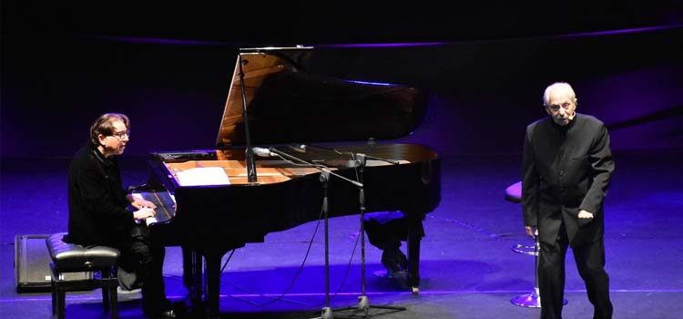 Türkiye'nin ünlü piyanisti Fazıl Say ve usta tiyatro sanatçısı Genco Erkal, 3 bin kişinin katılımıyla Girne Amfitiyatro’da sahne aldı.