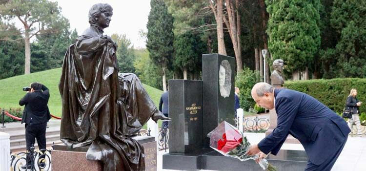 Cumhurbaşkanı Ersin Tatar, Bakü’deki resmi temaslarına diğer devlet başkanları gibi Umummilli Lider Haydar Aliyev’in Fahri Hıyaban’daki Anıt Mezarını ziyaret ederek başladı.