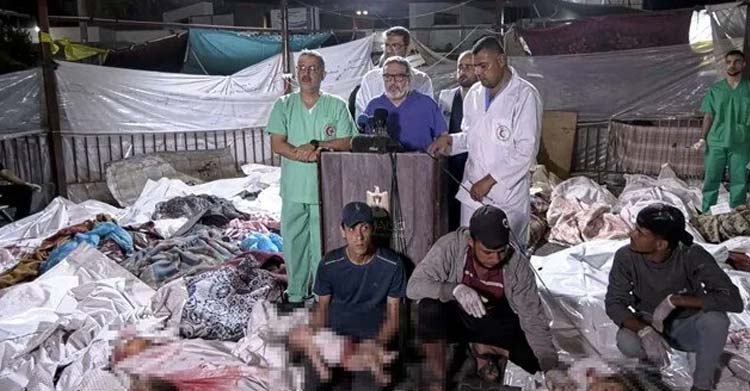 İsrail'in abluka altındaki Gazze'de bombaladığı ve 500 kişinin hayatını kaybettiği El-Ehli Baptist Hastanesinde cenazelerin arasında basın toplantısı düzenlendi.