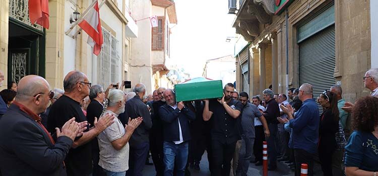 Kıbrıs’ta barış mücadelesinin önemli isimlerinden, Cumhuriyetçi Türk Partisi (CTP) Londra Dayanışma Derneği Başkanı Cemal Arkut, geçirdiği kalp krizi sonrasında yaşamını yitirdi.