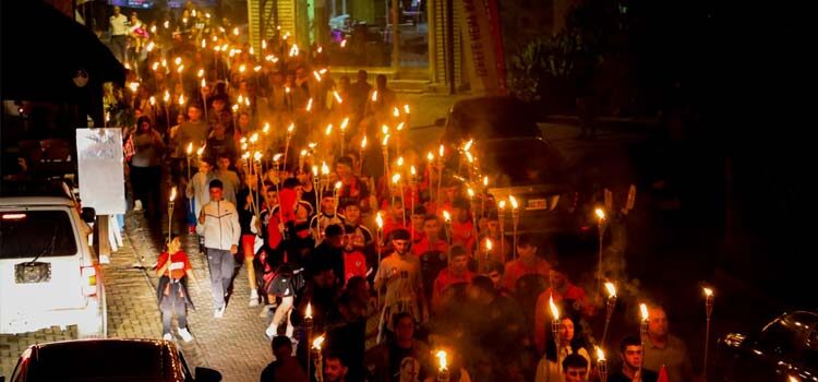 İskele Belediyesi, KKTC’nin ilanı ve 15 Kasım Cumhuriyet Bayramı dolayısıyla dün akşam fener alayı ve Cumhuriyet yürüyüşü düzenledi.