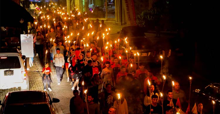İskele Belediyesi, KKTC’nin ilanı ve 15 Kasım Cumhuriyet Bayramı dolayısıyla dün akşam fener alayı ve Cumhuriyet yürüyüşü düzenledi.