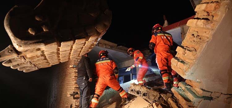 Çin'in kuzeydoğusundaki Gansu eyaletinde meydana gelen 6,2 büyüklüğündeki depremde en az 118 kişi hayatını kaybetti, 220 kişi de yaralandı.