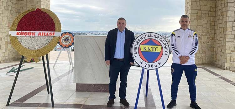 KKTC Fenerbahçeliler Derneği’nden Dr. Fazıl Küçük’ün Anıt Mezarına çelenk