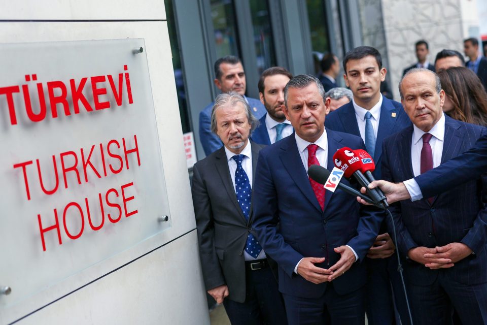 New York, 27 Eylül 24 (TAK): Cumhuriyet Halk Partisi (CHP) Genel Başkanı Özgür Özel, Sosyalist Enternasyonal Prezidyum Toplantısı için geldiği New York’ta Türkevi’ni ziyaret ederek, “hepimiz için bir gurur kaynağı” dedi.