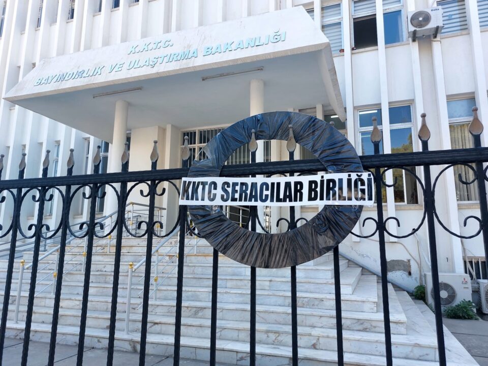 Seracılar Birliği, Bayındırlık ve Ulaştırma Bakanlığı’na siyah çelenk bıraktı