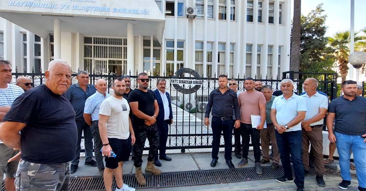 Seracılar Birliği, Bayındırlık ve Ulaştırma Bakanlığı’na siyah çelenk bıraktı
