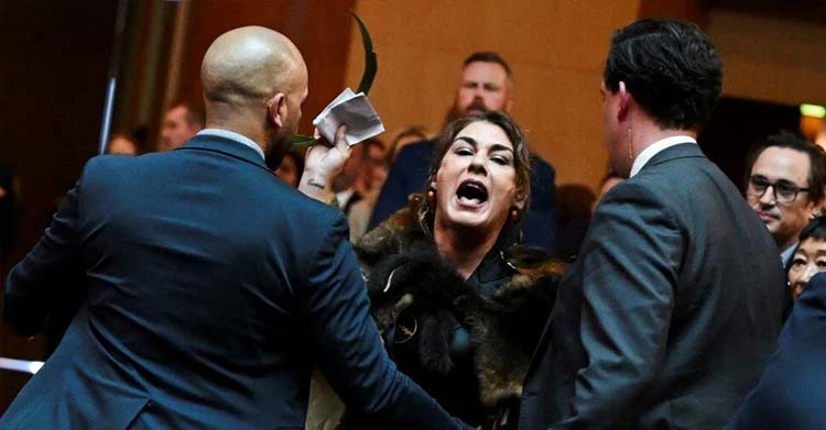 İngiltere Kralı III. Charles, Avustralya ziyaretinin ikinci gününde parlamentodaki konuşması sırasında protesto edildi. Aborjin yerlisi senatör Lidia Thorpe ‘’Sen benim kralım değilsin. Burası senin toprağın değil’’ diye bağırarak krala tepki gösterdi. İngiltere kralının bu protestoyla karşılaşması, Avustralya'da yerli hakları konusunda süregelen tartışmaları yeniden gündeme getirdi.