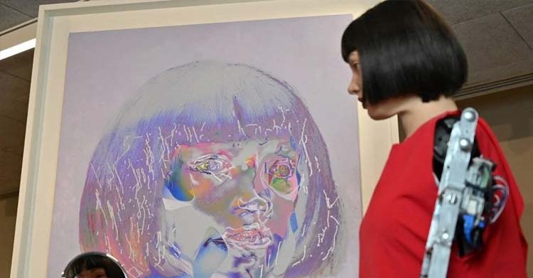 Dünyada ilk kez, büyük bir müzayede evi, robot tarafından üretilen tabloyu açık artırmada satışa çıkarıyor. Ai-Da isimli robotun yaptığı eserin 120 bin ila 180 bin dolara alıcı bulması bekleniyor.