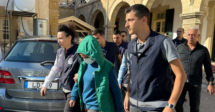 Acil Durum Hastanesi’nde 20 günlük bir bebeğin ölümünün ardından başlatılan soruşturmada tutuklanan sağlık çalışanları Kezban Yayman, Çağrı Şah, Güler Karakuş, Ayşe Durak ve Meryem Altundemir, Lefkoşa Kaza Mahkemesi’ne çıkarılmak üzere adliyeye getirildi.