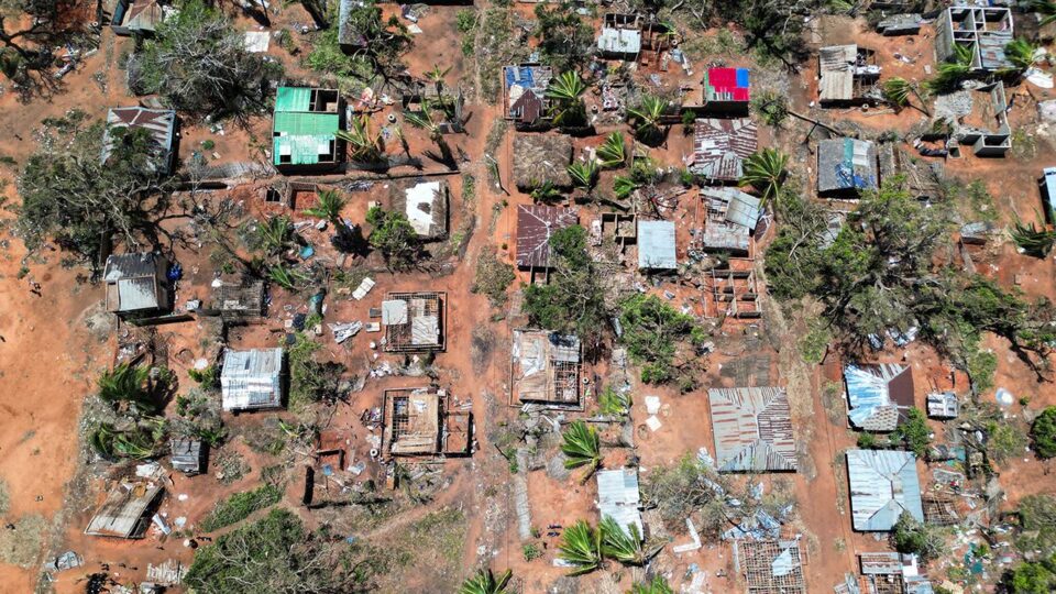 Mozambik'te Chido Kasırgası nedeniyle hayatını kaybedenlerin sayısı 94'e yükseldi. Saatte 260 kilometre hıza ulaşan kasırgada 768 kişi yaralanırken, yaklaşık 622 bin kişi de kasırgadan etkilendi.