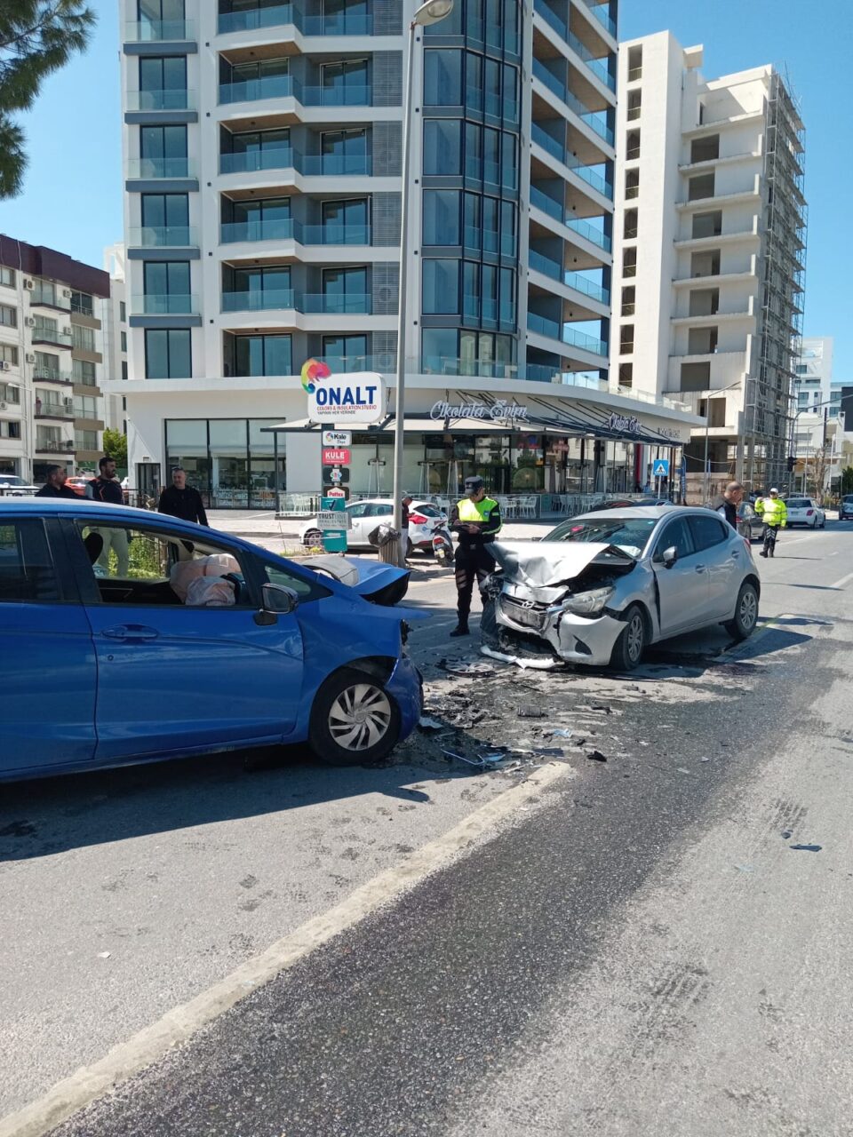 Girne’de meydana gelen  ve iki aracın yüz yüze çarpıştığı trafik kazasında dört kişi yaralandı. Yaralıların biri Girne’de, diğerleri ise Lefkoşa’da hastanede gözetim altına alındı.