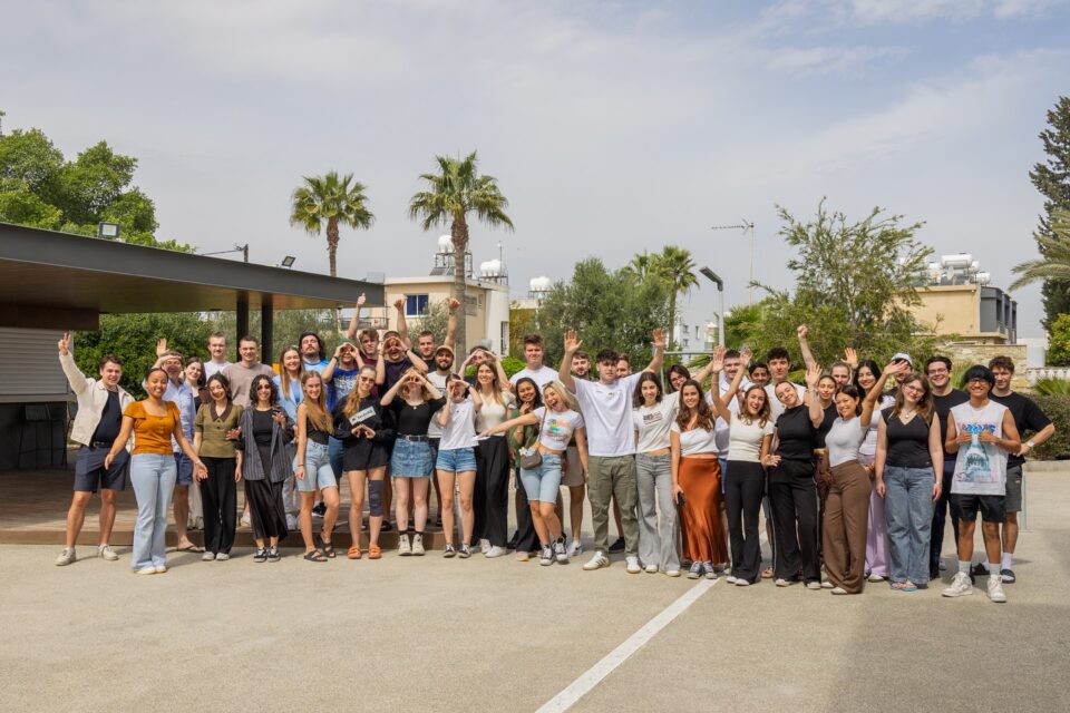 SocialTech Lab tarafından desteklenen CyprusInno ve Kimitisik iş birliğiyle düzenlenen beş günlük Urban Innovators Akademisi, Avrupa’nın dört bir yanından 40’tan fazla lisans öğrencisini Kıbrıs’ta buluşturdu. Etkinlikte, kentsel hareketlilik zorlukları ele alındı.