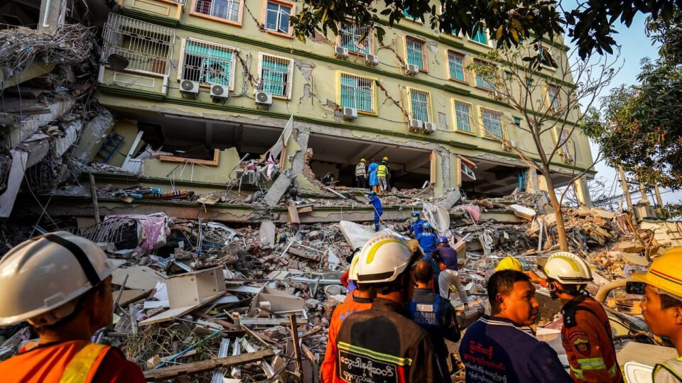 Myanmar'da meydana gelen 7,7 ve 6,4 büyüklüğündeki iki depremde can kaybı 2 bin 719'a yükseldi.