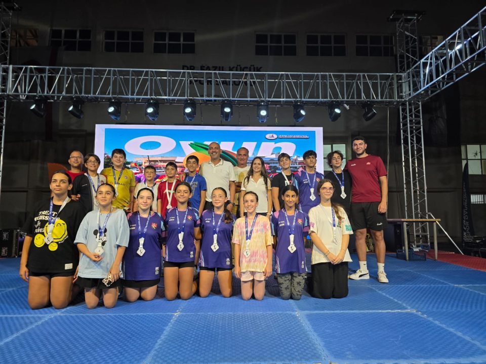 Badmintonda çift kızlar ve çift erkeklerde birinciler belirlendi