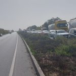 Dörtyol'daki kaza… Büyük trafik levhası yola devrildi