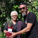 İskele Belediyesi, annelere, saksıda zeytin ağacı armağan ediyor