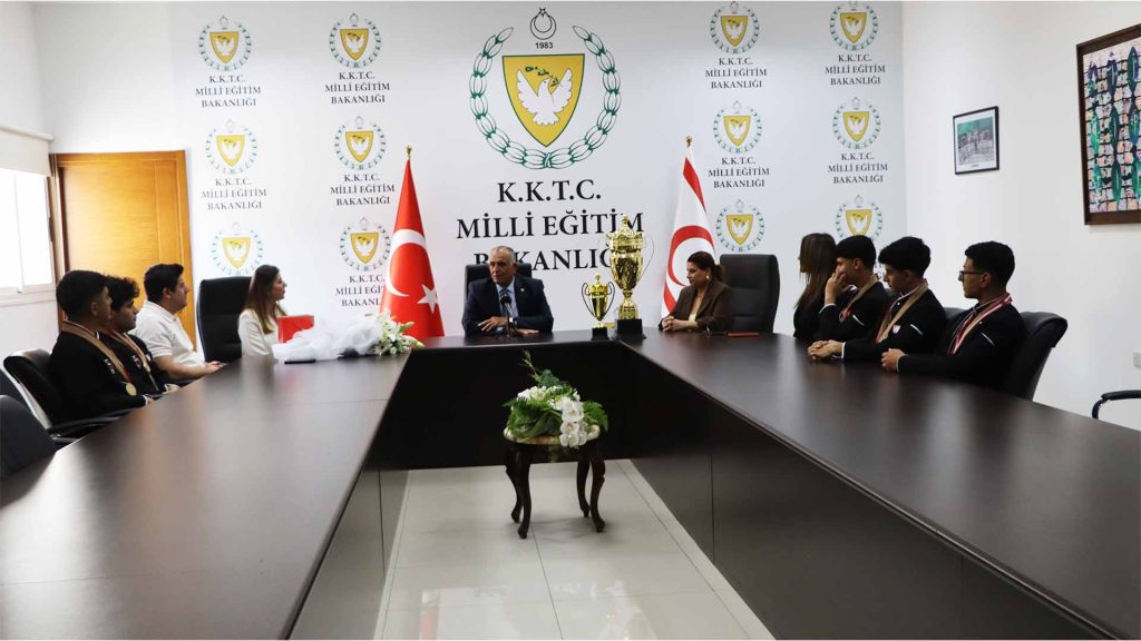 Milli Eğitim Bakanı Çavuşoğlu, Tunus'ta ödül kazanan Haydarpaşa Ticaret Lisesi öğrencilerini kabul etti