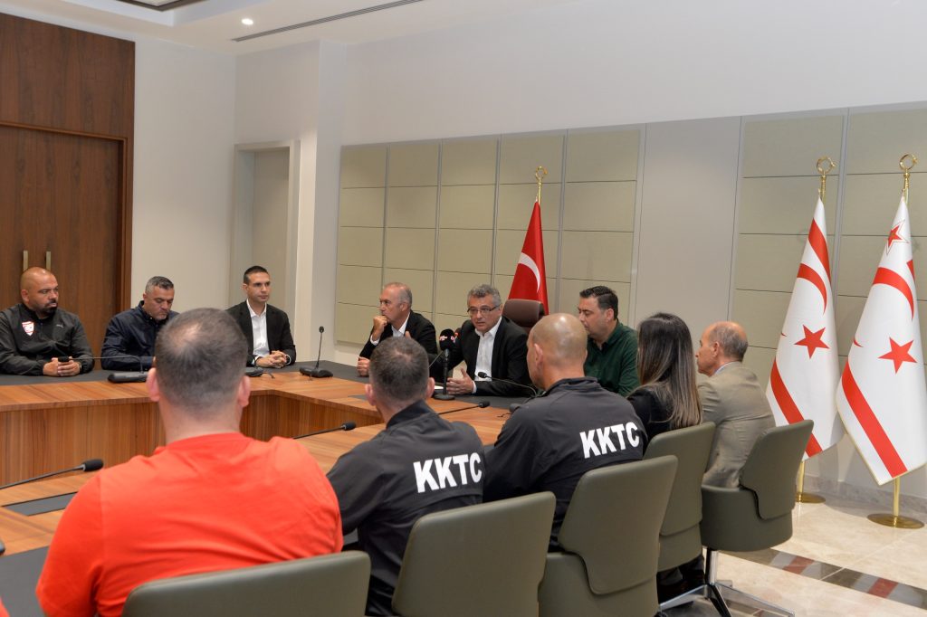 Erhürman, KKTC A Milli Futbol Takımı’nı kabul etti