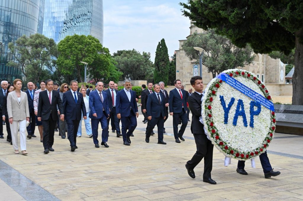 Üstel, Haydar Aliyev’in anıt mezarını ziyaret etti