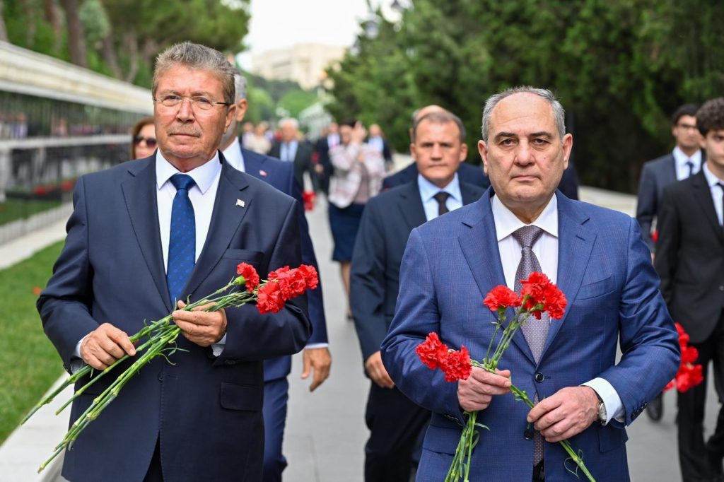 Üstel, Haydar Aliyev’in anıt mezarını ziyaret etti