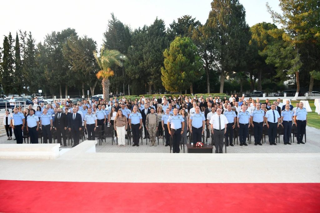 Emekli olan ve 30 hizmet yılını tamamlayan polislere plaket verildi