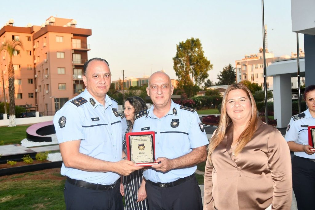 Emekli olan ve 30 hizmet yılını tamamlayan polislere plaket verildi