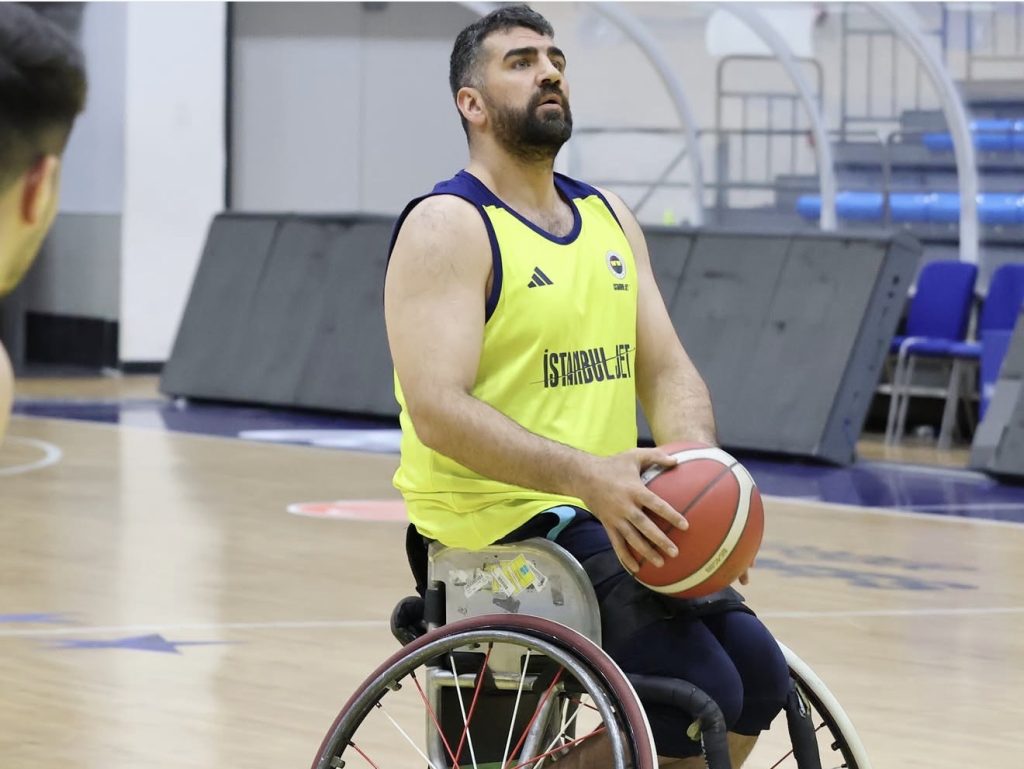 Fenerbahçeliler Derneği’nden özel sporcu sandalyesi katkısı