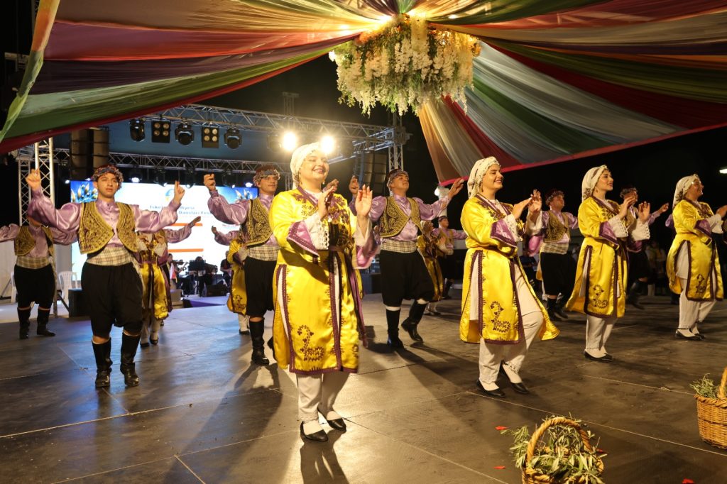 İskele Belediyesi Uluslararası Halk Dansları Festivali'de tanıtım gösterileri sunuldu