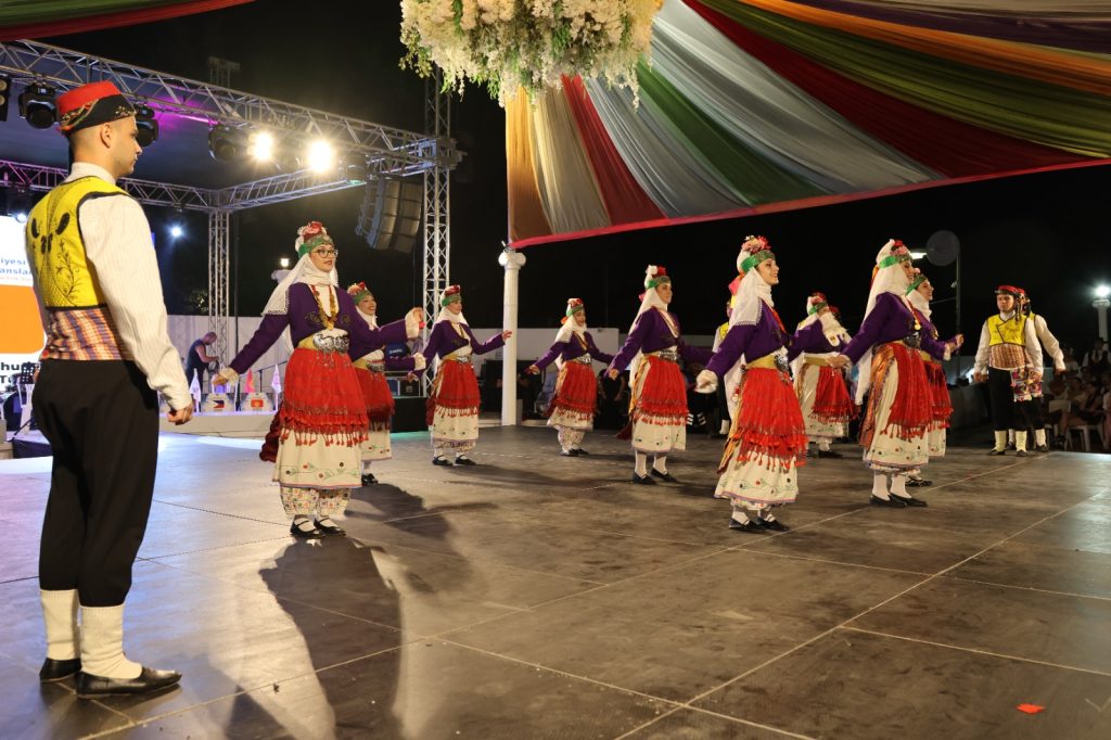 İskele Belediyesi Uluslararası Halk Dansları Festivali'de tanıtım gösterileri sunuldu