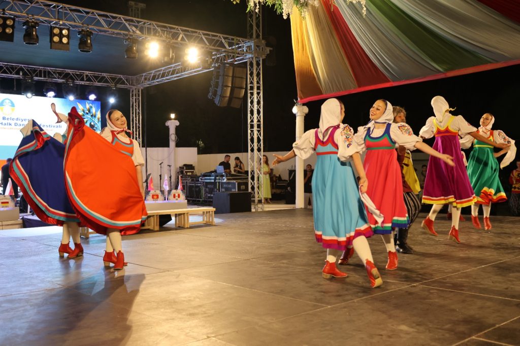 İskele Belediyesi Uluslararası Halk Dansları Festivali'de tanıtım gösterileri sunuldu