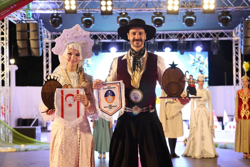 İskele’de dün akşam kostüm defilesi yapıldı…Festival Güzelleri seçildi