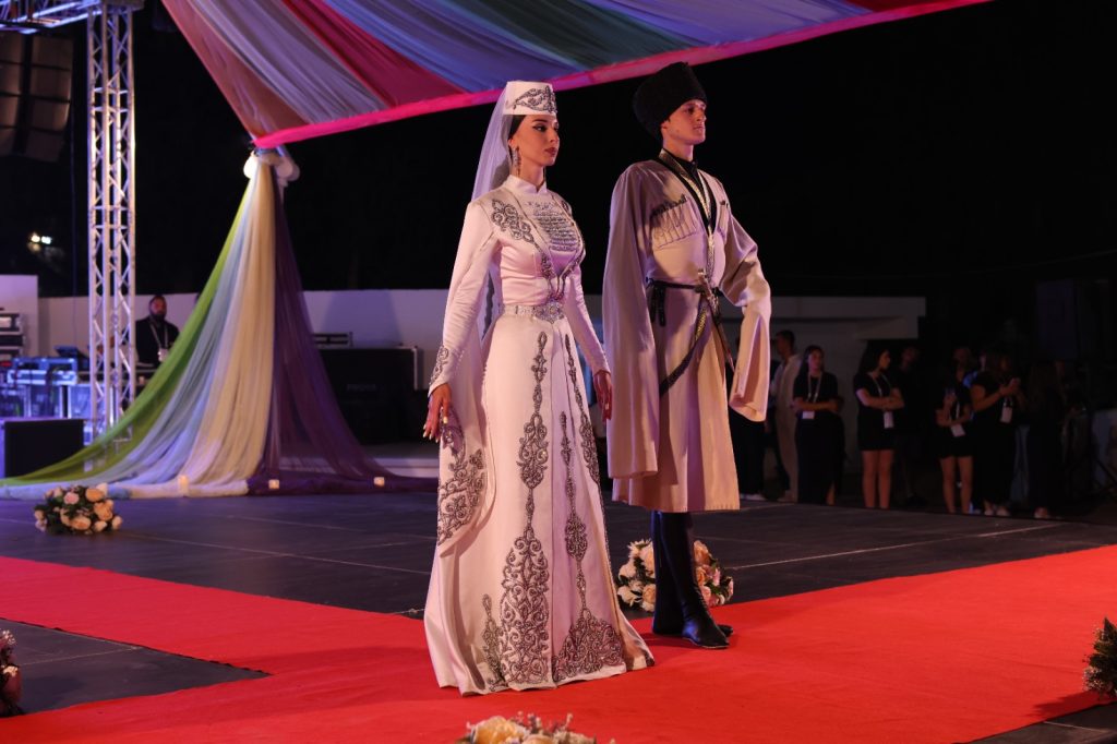 İskele’de dün akşam kostüm defilesi yapıldı…Festival Güzelleri seçildi