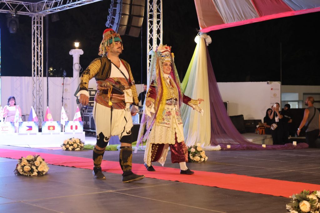İskele’de dün akşam kostüm defilesi yapıldı…Festival Güzelleri seçildi