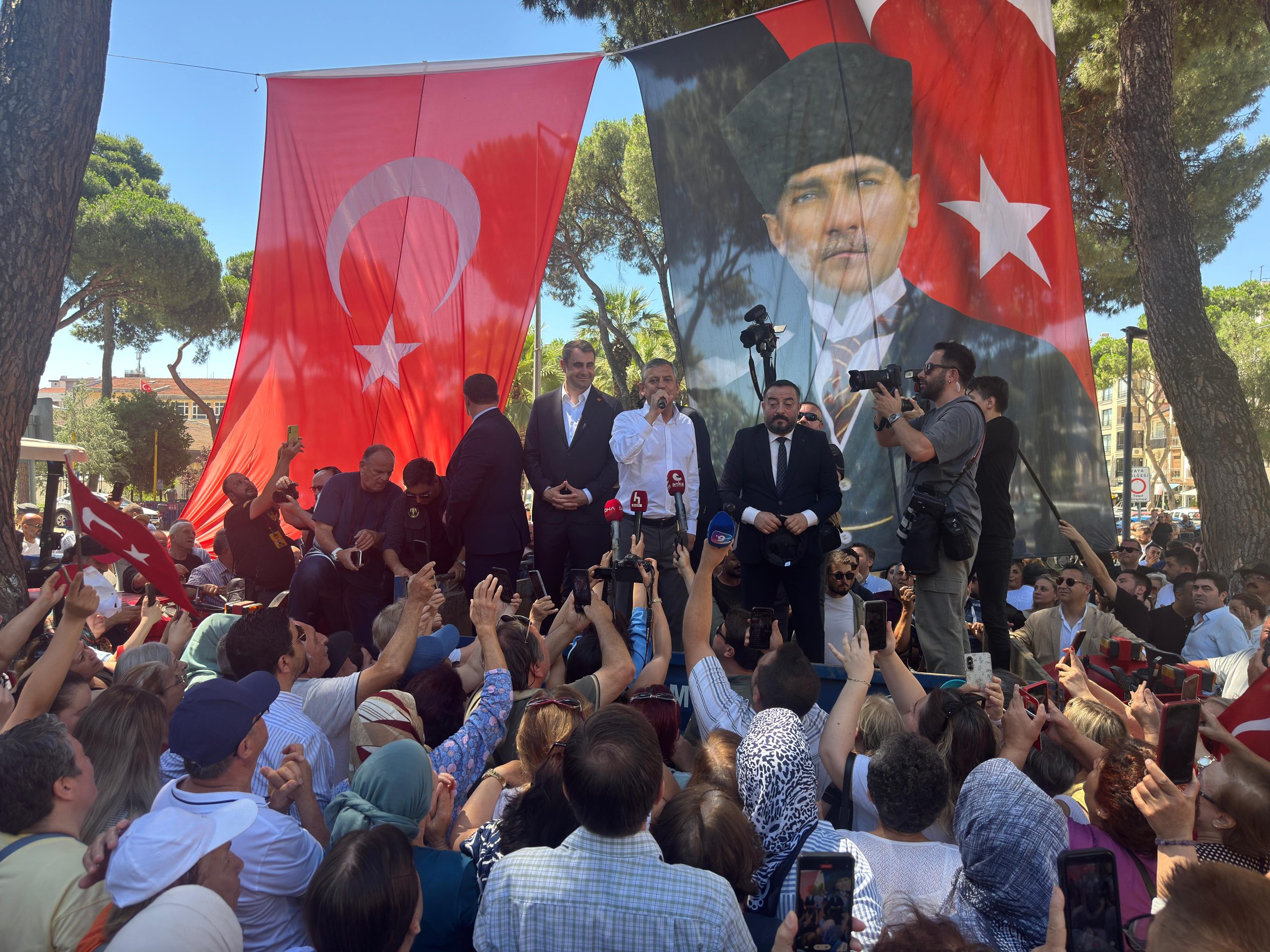 CHP Grup Başkanı Özel: “Biz partimizdeyiz ama yeni bir yürüyüşün, yeni bir yaklaşımın içindeyiz”
