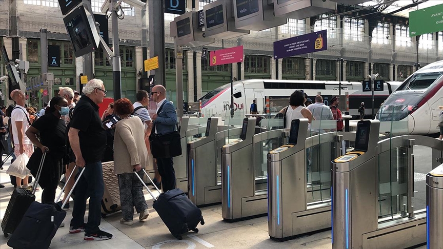 Fransa’da iş koşullarının iyileştirilmesini isteyen demir yolu çalışanları greve gitti
