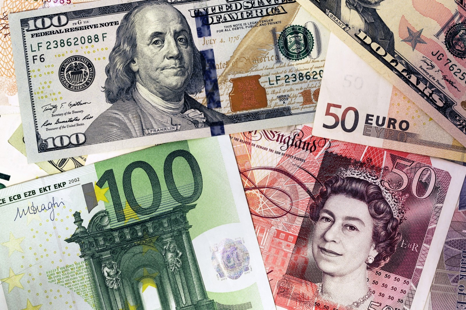 Sterlin 61,75 TL, euro 53,45 TL, dolar 46,35 TL’den işlem görüyor