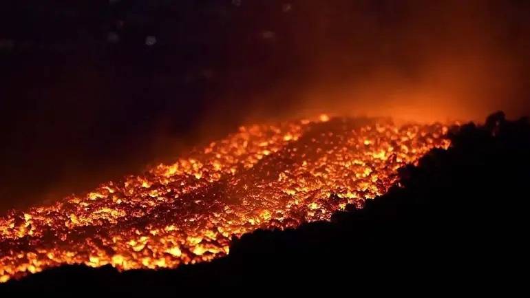 İtalya'da Etna Yanardağı kül ve lav püskürttü