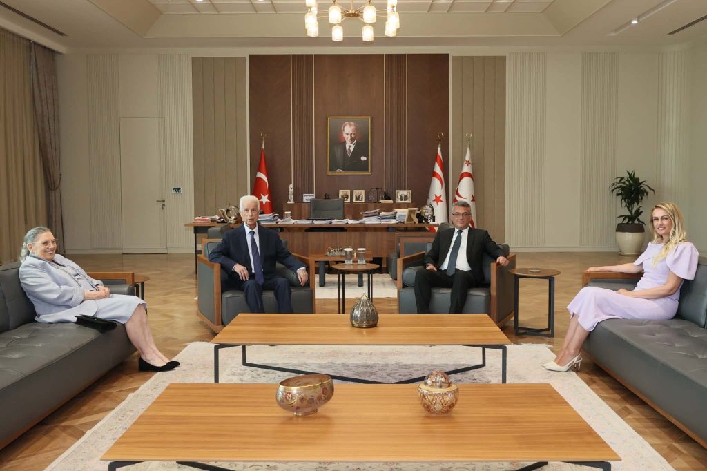 Cumhurbaşkanı Erhürman ve eşi, 3. Cumhurbaşkanı Eroğlu ve eşiyle görüştü